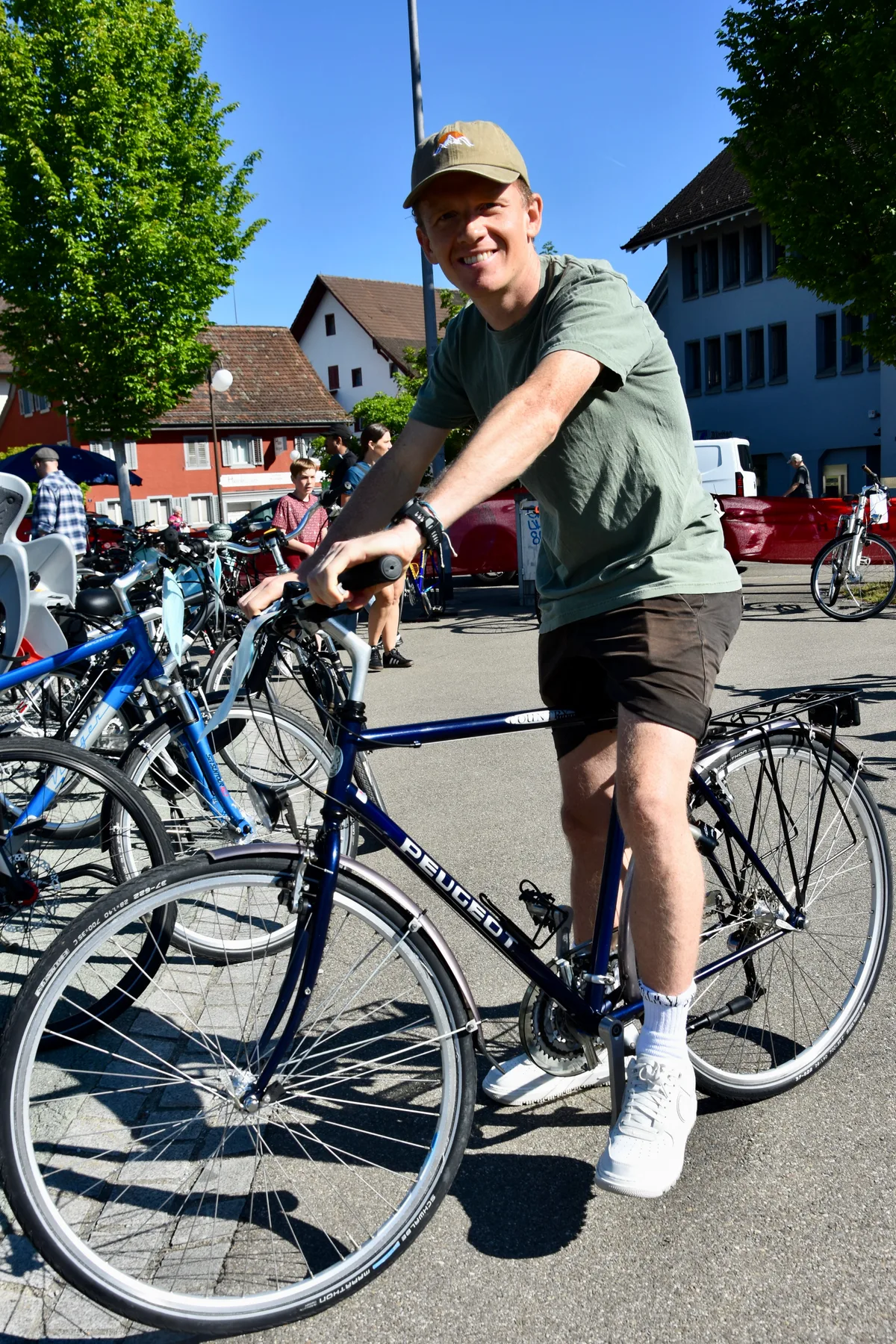 Ein Mann mit einem Velo.